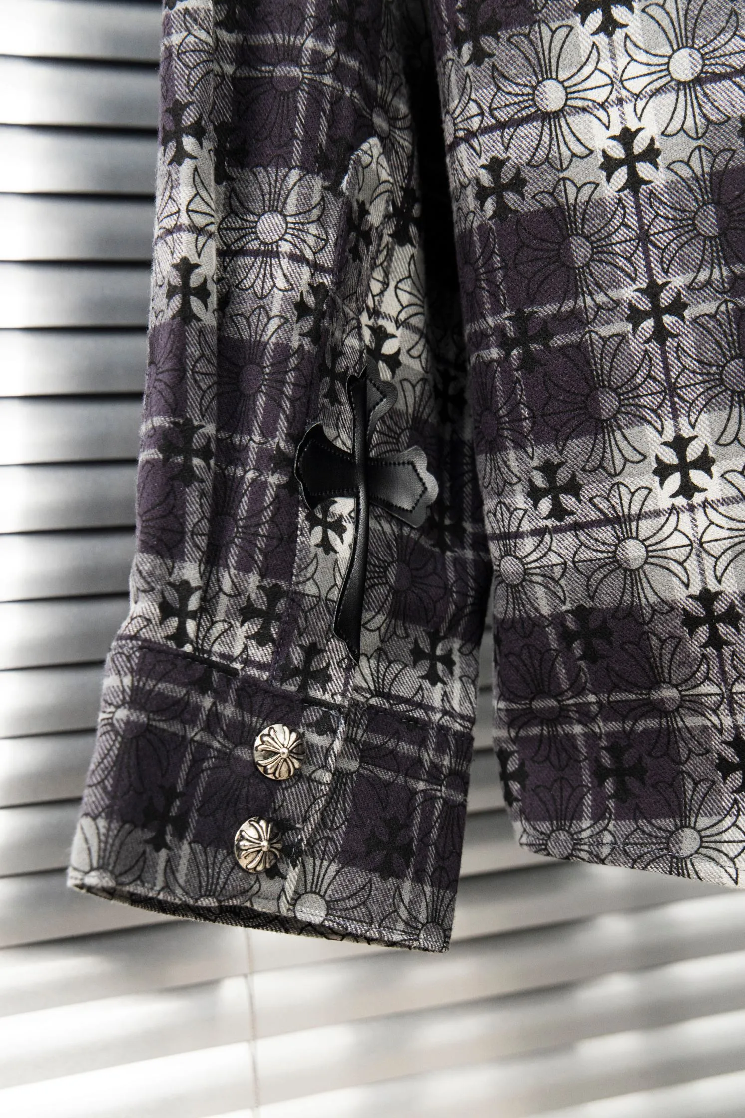 🅿️260 New: Style number: B130 Chrome Hearts classic cashew flower cross all-over printed jacquard long-sleeved casual shirt 1️⃣Customized original jacquard fabric, high-quality pure cotton jacquard plaid fabric, soft and comfortable to the touch, a very high-quality fabric! 2️⃣The details of the workmanship are perfectly controlled. The lining is made of vest hemming, and the cuffs are made of double cross leather labels. It is different from the ordinary version. The collar is also designed with interlining, which shows high-end fashion and personality. The style is fashionable, simple and elegant, and it is a very versatile jacket! 4⃣️Complete accessories, all customized with original versions! Same style for men and women Color: cashew black Size: S, M, L, XL